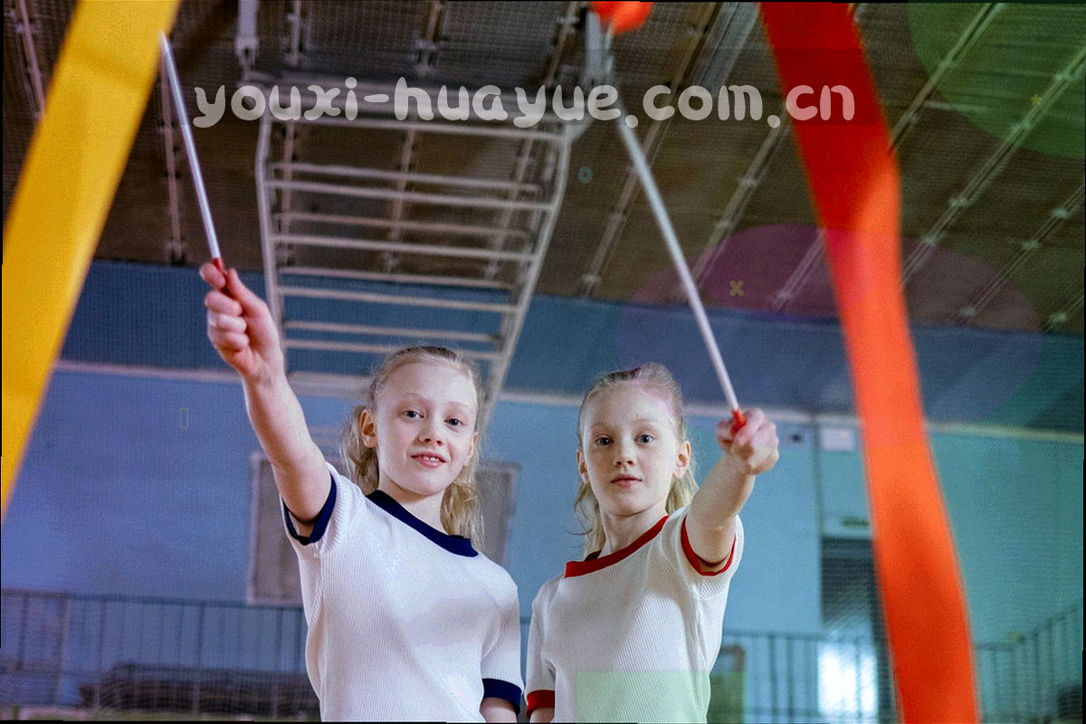 两代多设备适配界面并排对比，标出分辨率与横竖屏方向差异，无人物出现